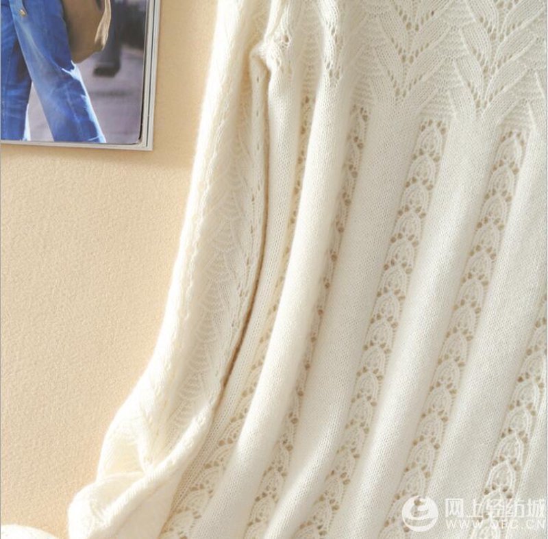 针织衫,这个冬日里的温暖主角,在女性衣橱中占据着不可或缺的位置。今天,我们就来一起看看不同风格的女式针织衫有哪些区别吧!